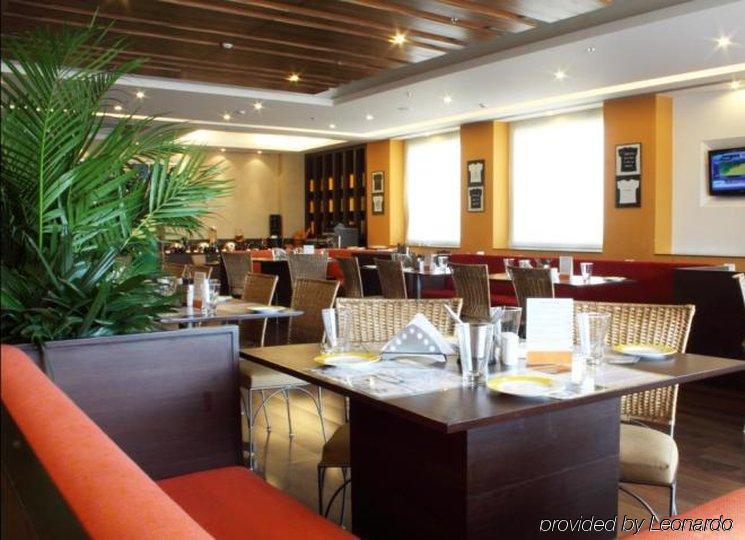 Lemon Tree Hotel Electronics City Бангалор Ресторан фото